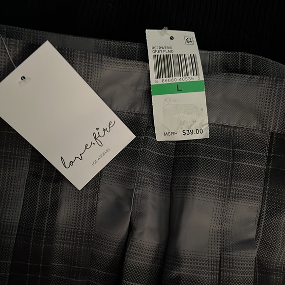 Black and gray plaid skirt - Picture 5 of 5